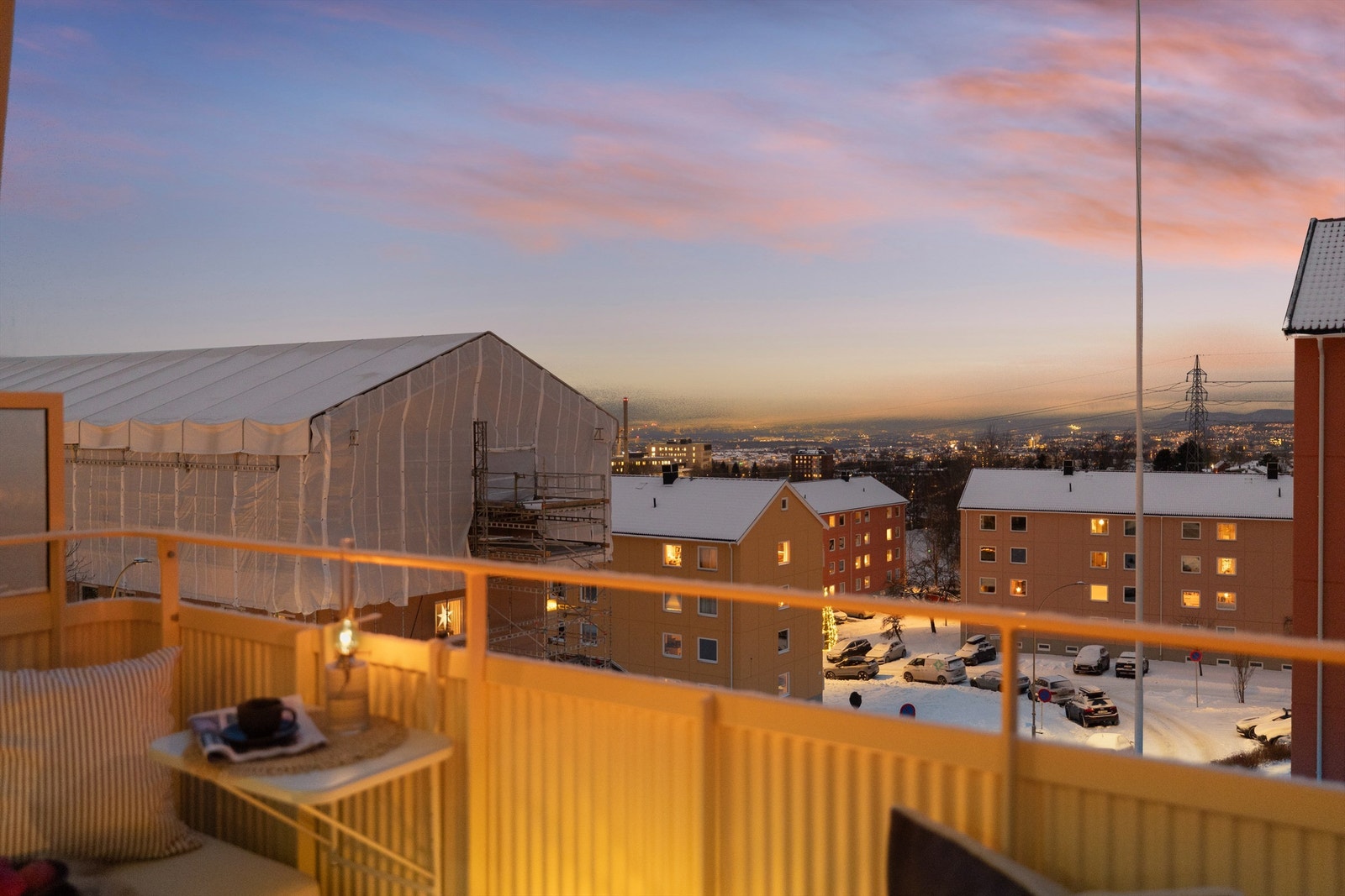 Her er det god plass til utemøblement som både sittegruppe og grill - det er tillatt med el- og/eller gassgrill på balkongene Galleribilde