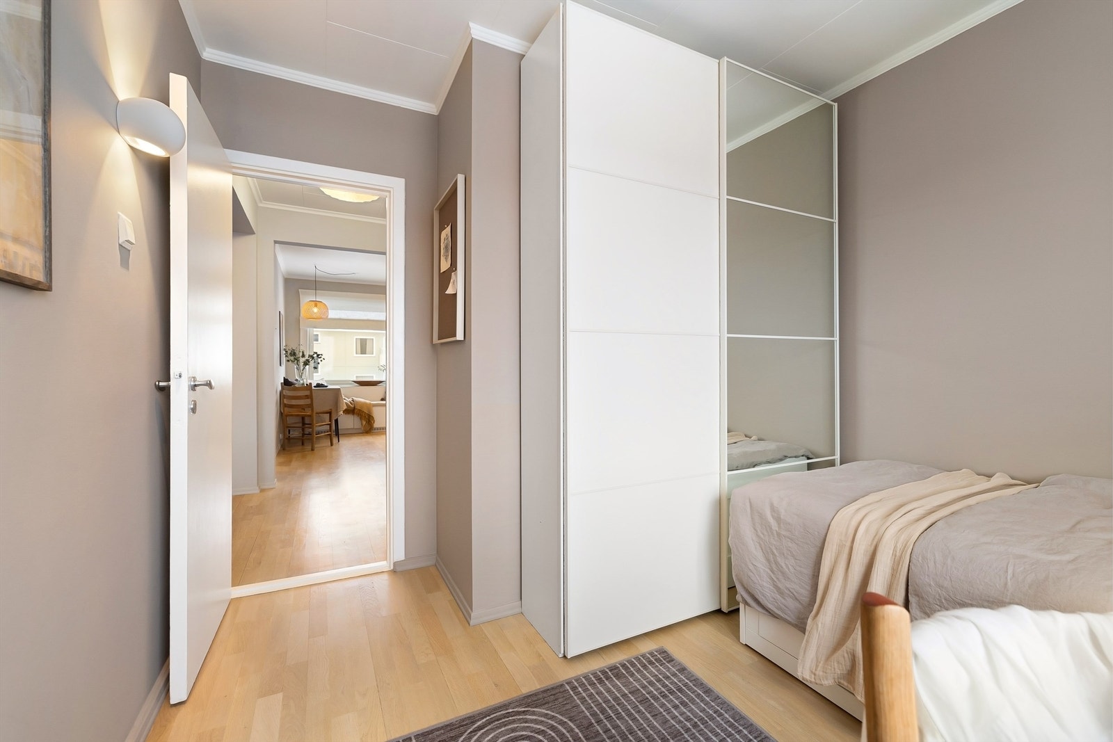 Romslig garderobeskap er montert Galleribilde