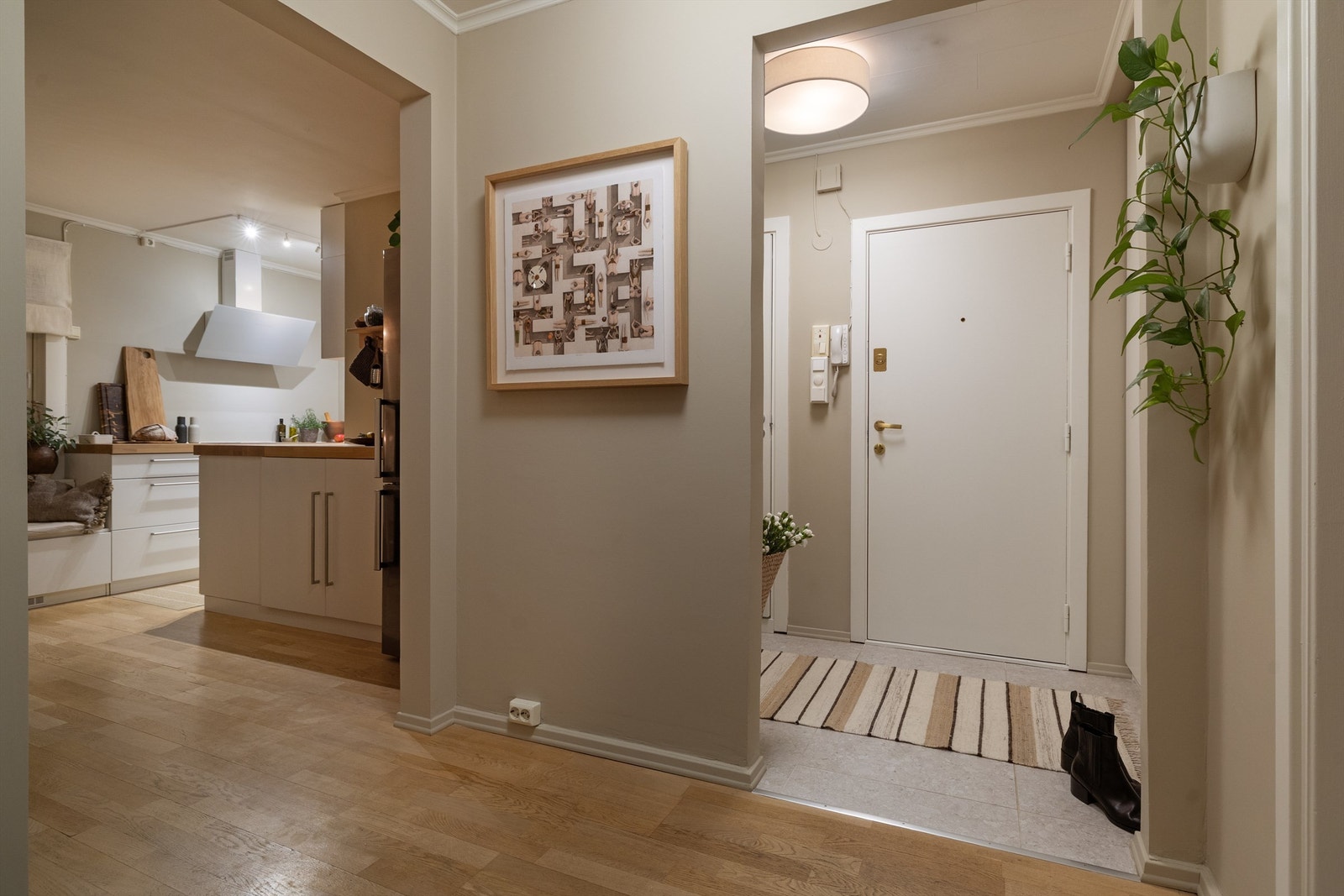 Det første som møter deg er en lys og innbydende entré, som gir et godt førsteinntrykk av leiligheten Galleribilde