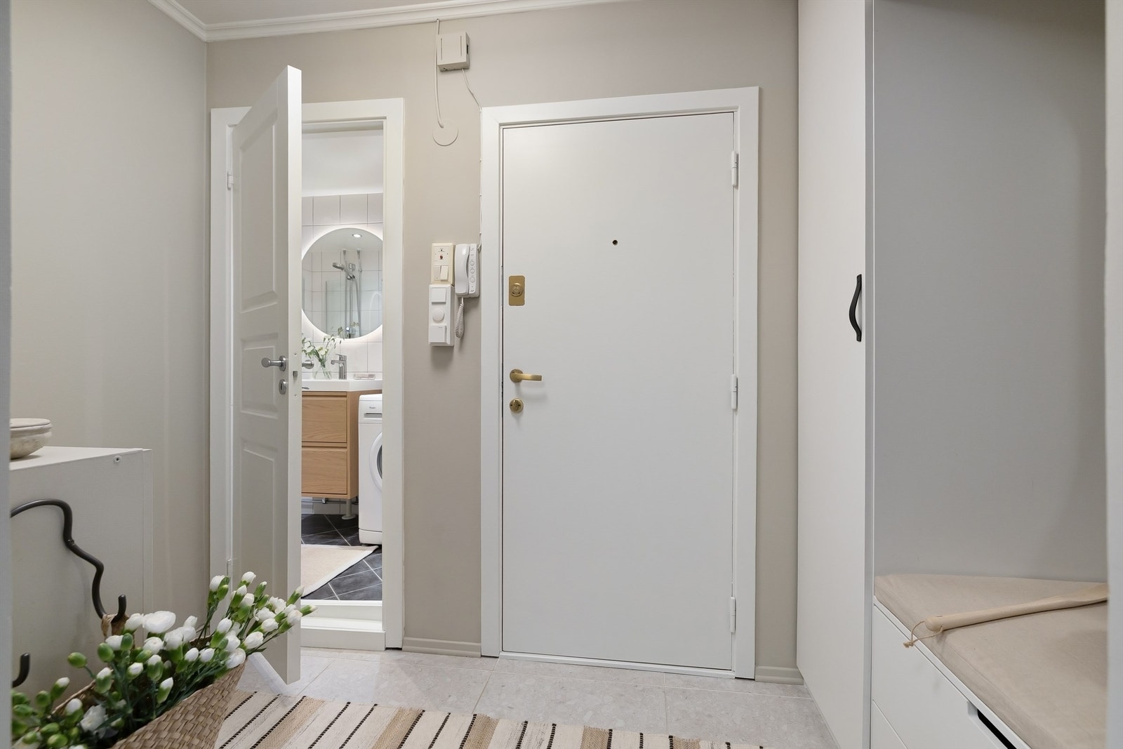 Ved inngangsdøren er det dørcalling Galleribilde