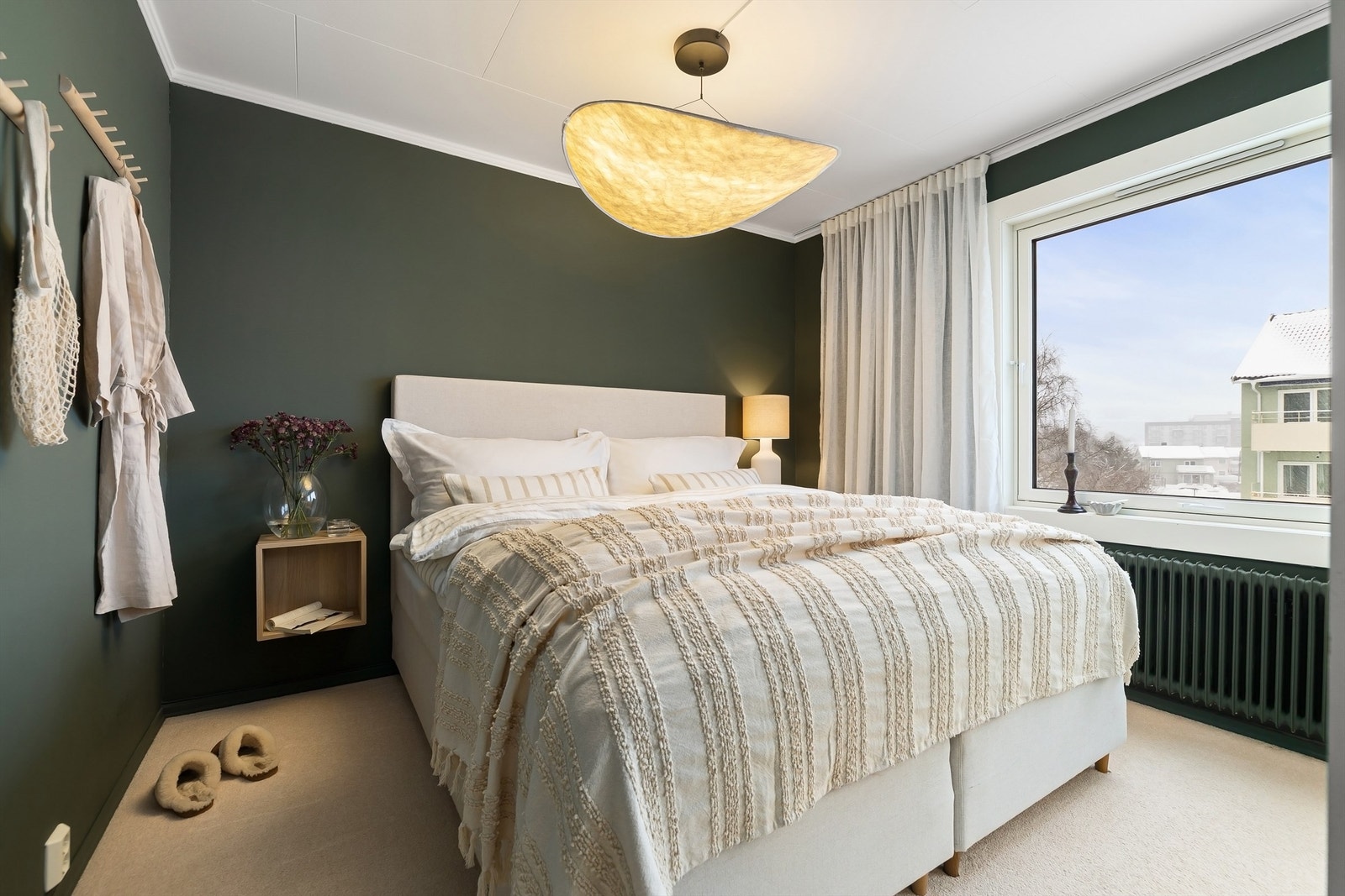 Veggflatene er malt i en dyp, behagelig tone som gir rommet en avslappende atmosfære å sove i Galleribilde