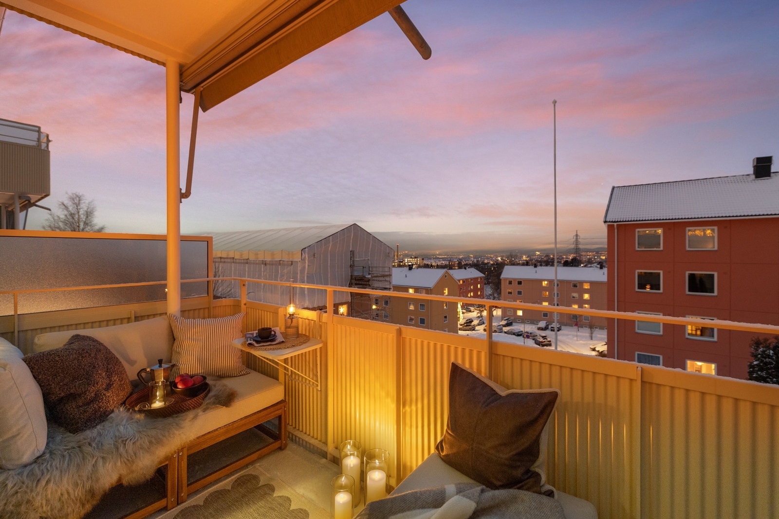 Ny markise er montert i forbindelse med rehabilitering av balkongen og skjermer godt for solen på solfylte dager Galleribilde