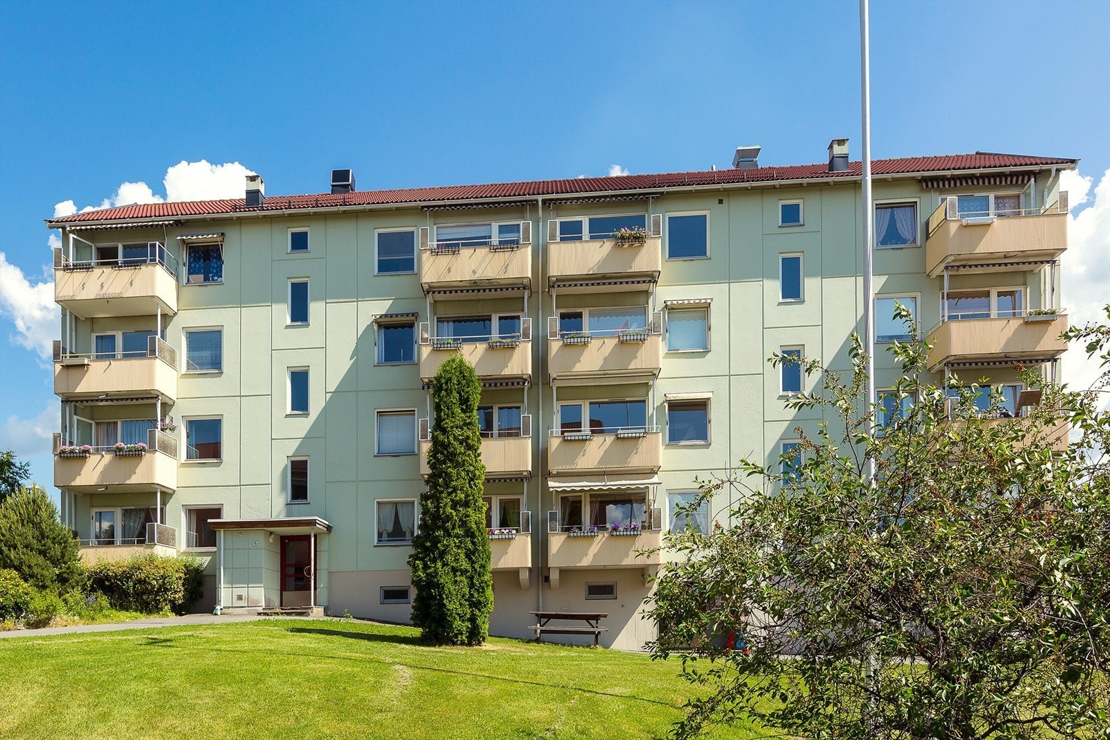 I barnevennlige omgivelser og med byens rauseste naboer vil du finne deg godt til rette i Traverveien! Galleribilde