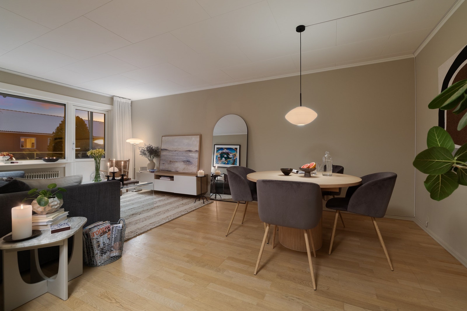 Rommet er romslig og har en veldimensjonert utforming hvor man med enkelthet kan innrede etter eget ønske og personlige stil Galleribilde