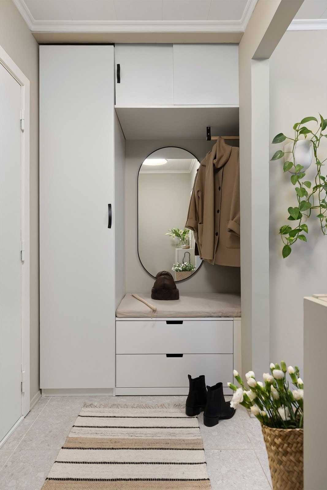 God plass til sko og jakkeavheng i nisje med skap, skuffer og oppheng samt sittebenk Galleribilde