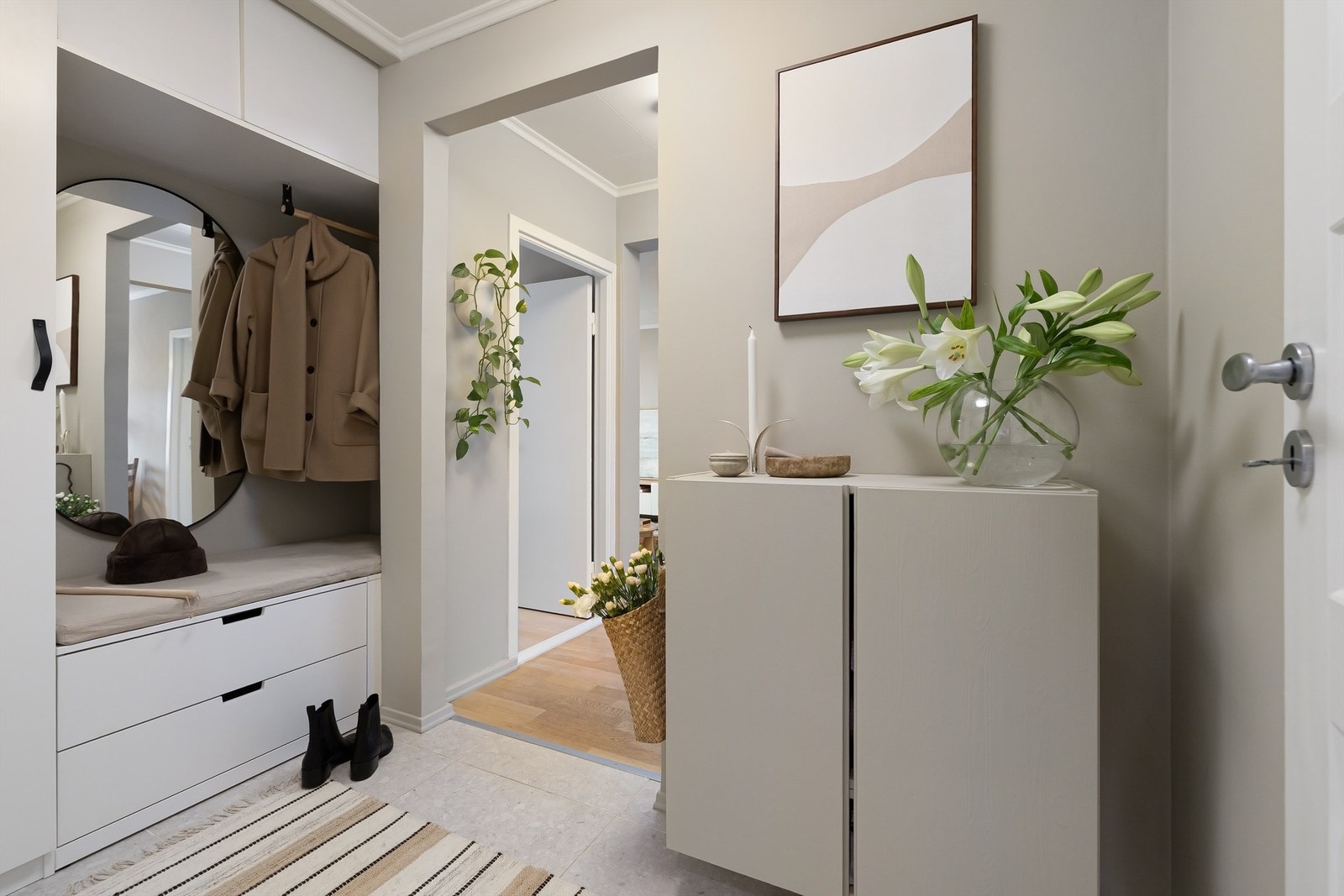 Lysmalte veggflater og gulvet er belagt med lekre fliser, som ble lagt i januar 2022 Galleribilde