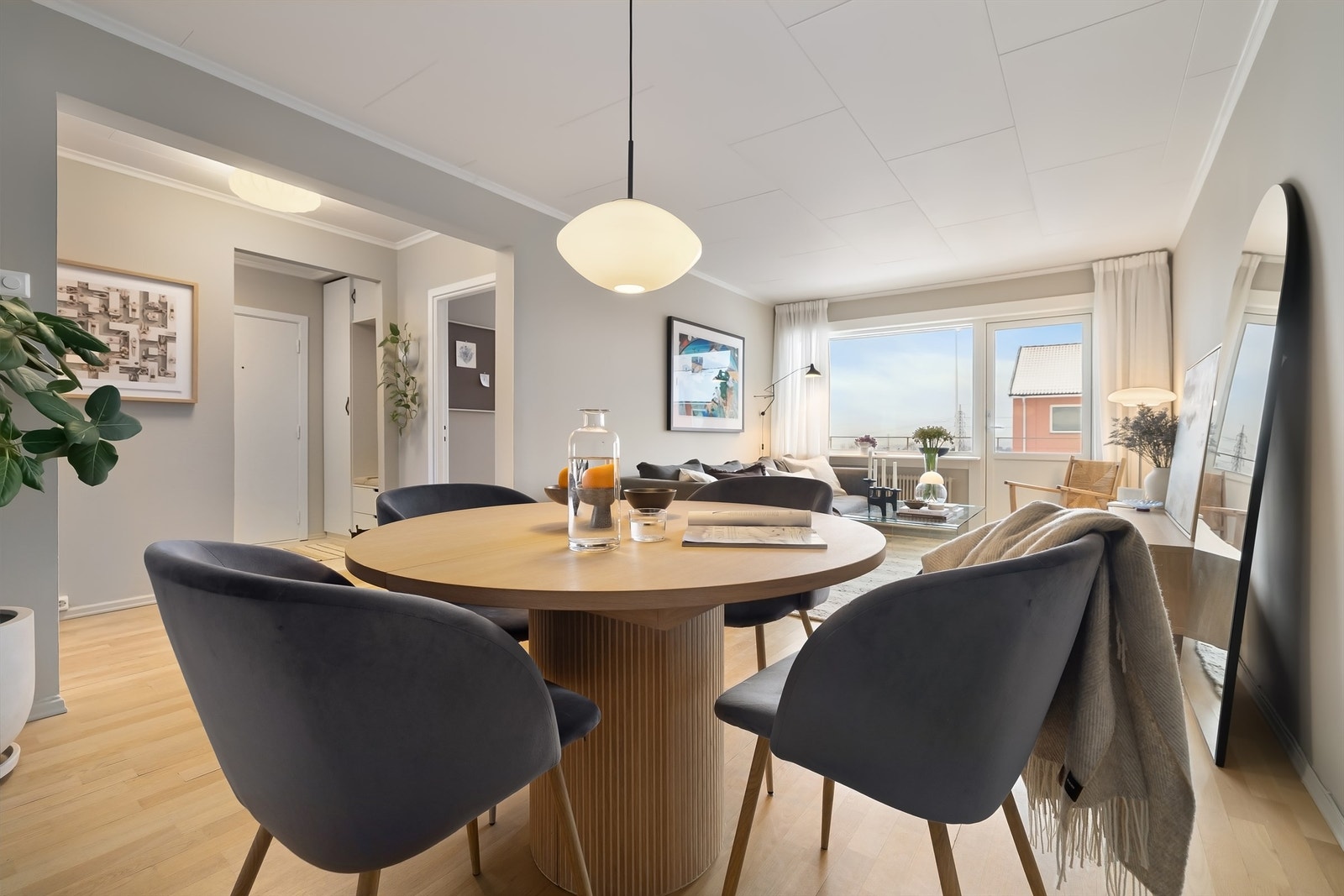 God plass til en romslig spisestue Galleribilde