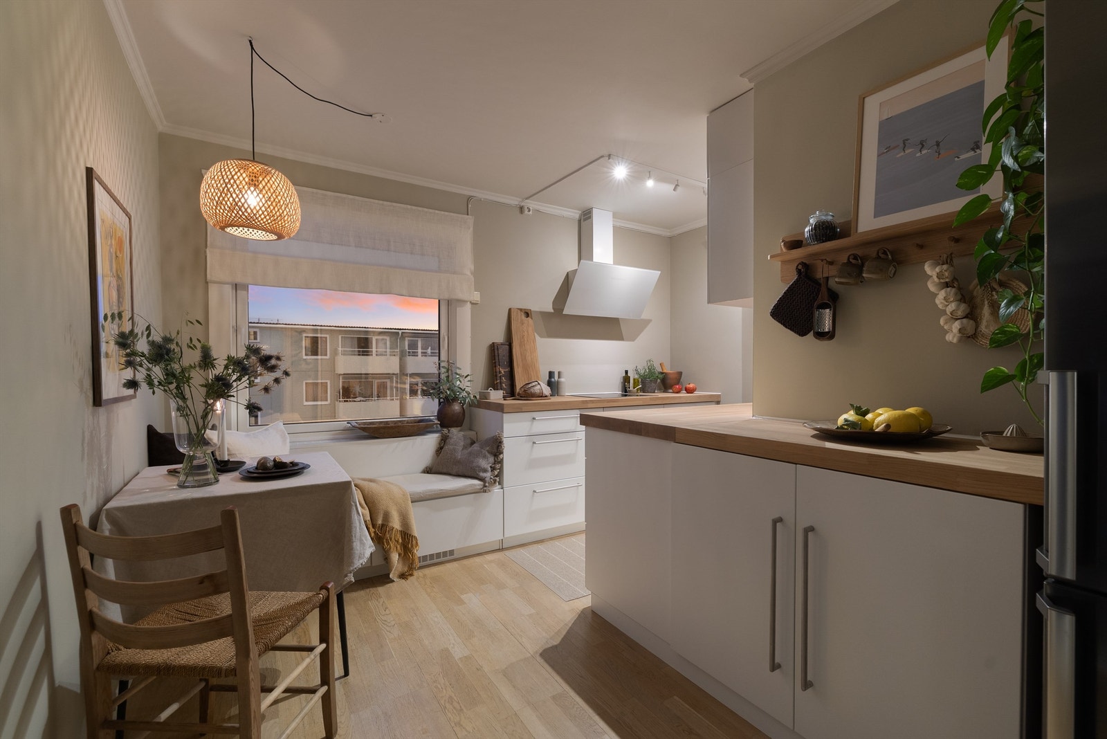 En slik type kjøkkenløsning tilfredsstiller mange behov, for deg som ønsker mye benk- og skapplass og for deg som ønsker en god kommunikasjon med gjestene i stue Galleribilde