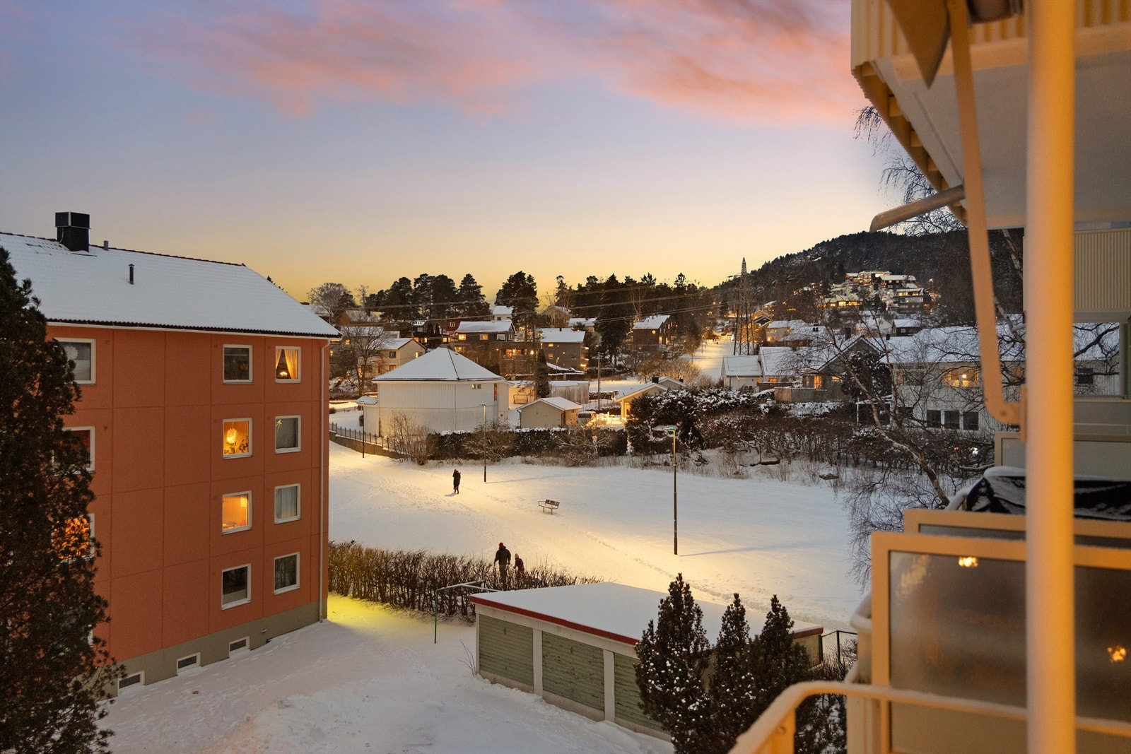 I følge selger kommer solen rundt østlig hjørnet av bygget ca. 12-13 om sommeren og går ned ca. 21 Galleribilde