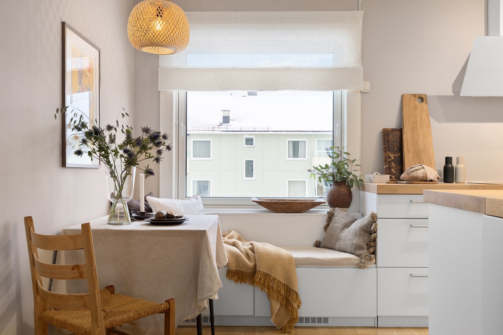 Innredningen ble forlenget under vinduet i januar 2022 (som kan flyttes for å komme til radiator ved behov) og skaper en flott sitteplass med herlig utsikt Galleribilde