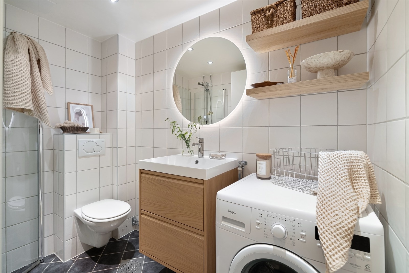 Pent, flislagt bad med varmekabler, downlights i himling og opplegg for vaskemaskin Galleribilde