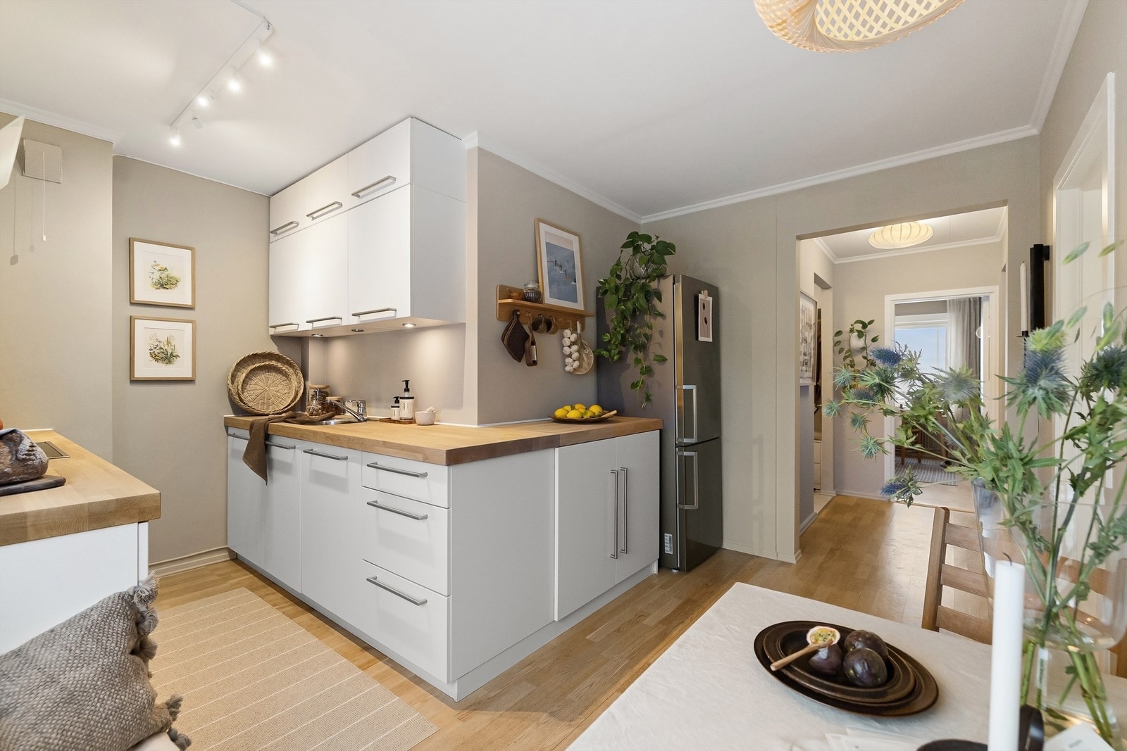 Leiligheten har en gjennomgående, lun og moderne fargepalett m/ lys eikeparkett Galleribilde