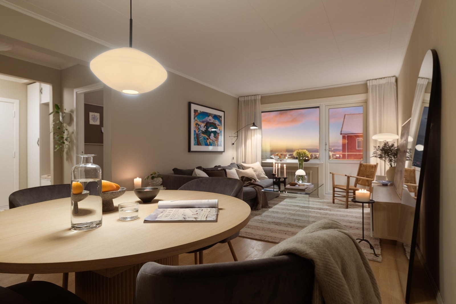 Tiltalende og moderne stue med en lun og luftig romfølelse Galleribilde