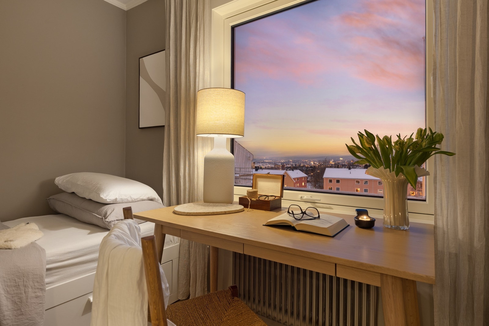 Boligens andre soverom er også av god størrelse, selvsagt fleksibelt i bruk og passer like godt som både gjesterom, barnerom og kontor! Galleribilde