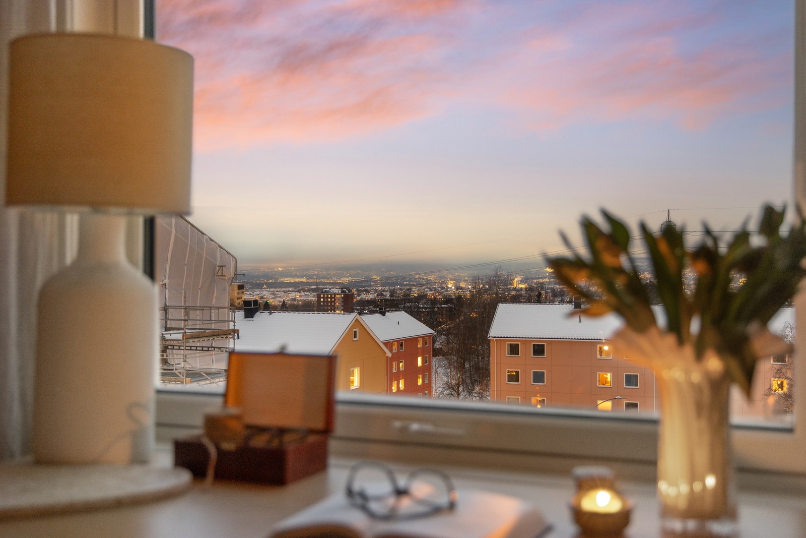 Godt med lysinnslipp fra stort vindu Galleribilde