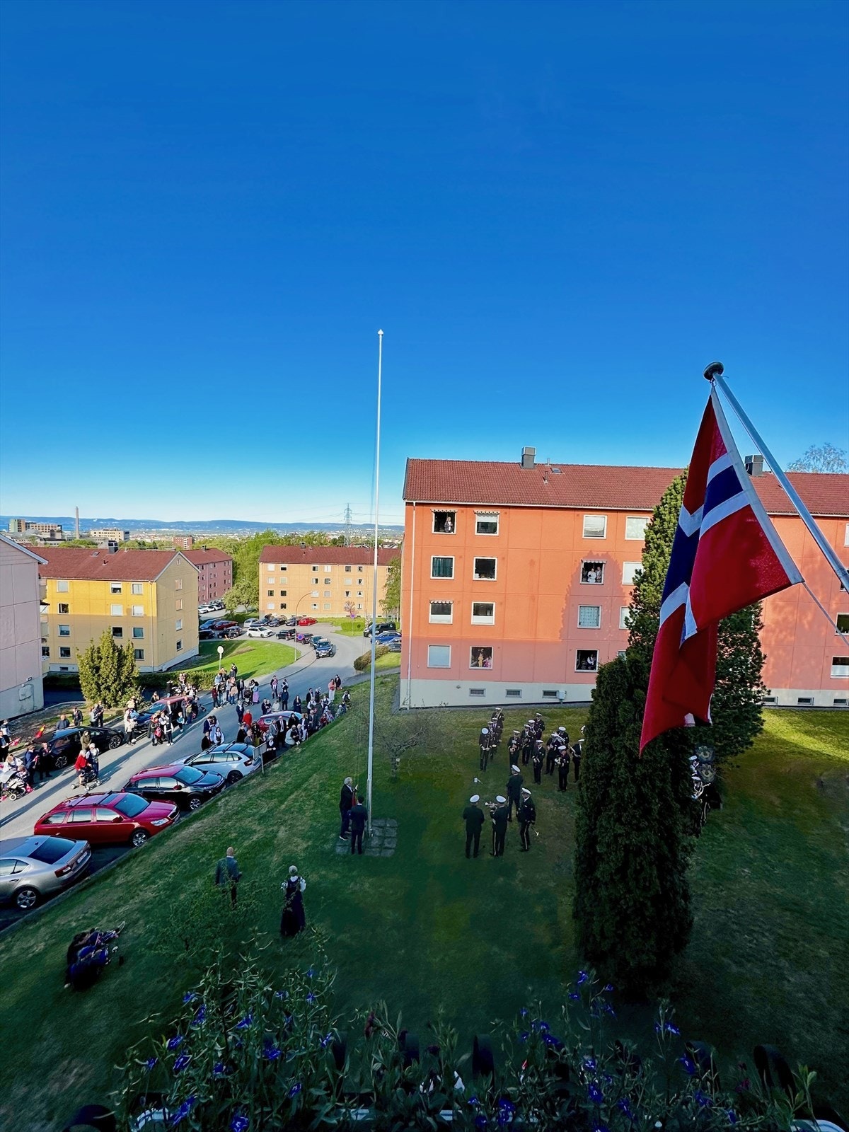 Kampen Janitsjar traverveien spiller i Traverveien foran blokk nr. 13 hver 17 mai Galleribilde
