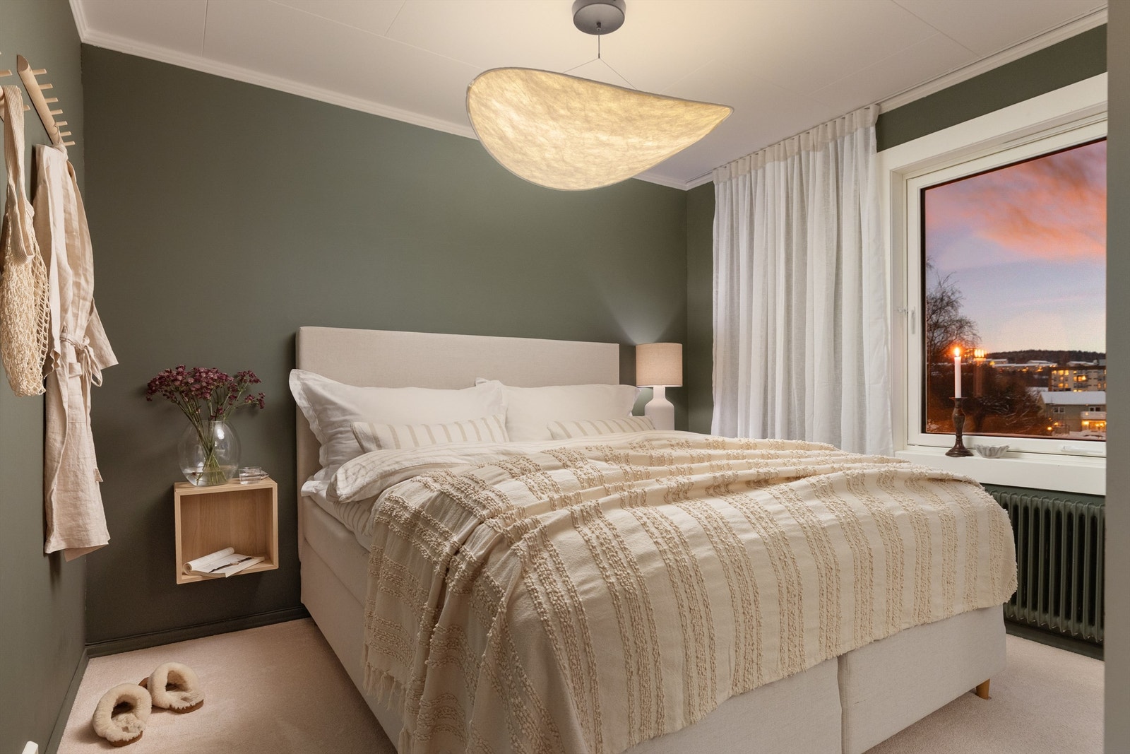 Hovedsoverom av god størrelse med rikelig av plass til dobbeltseng og tilhørende nattbord Galleribilde