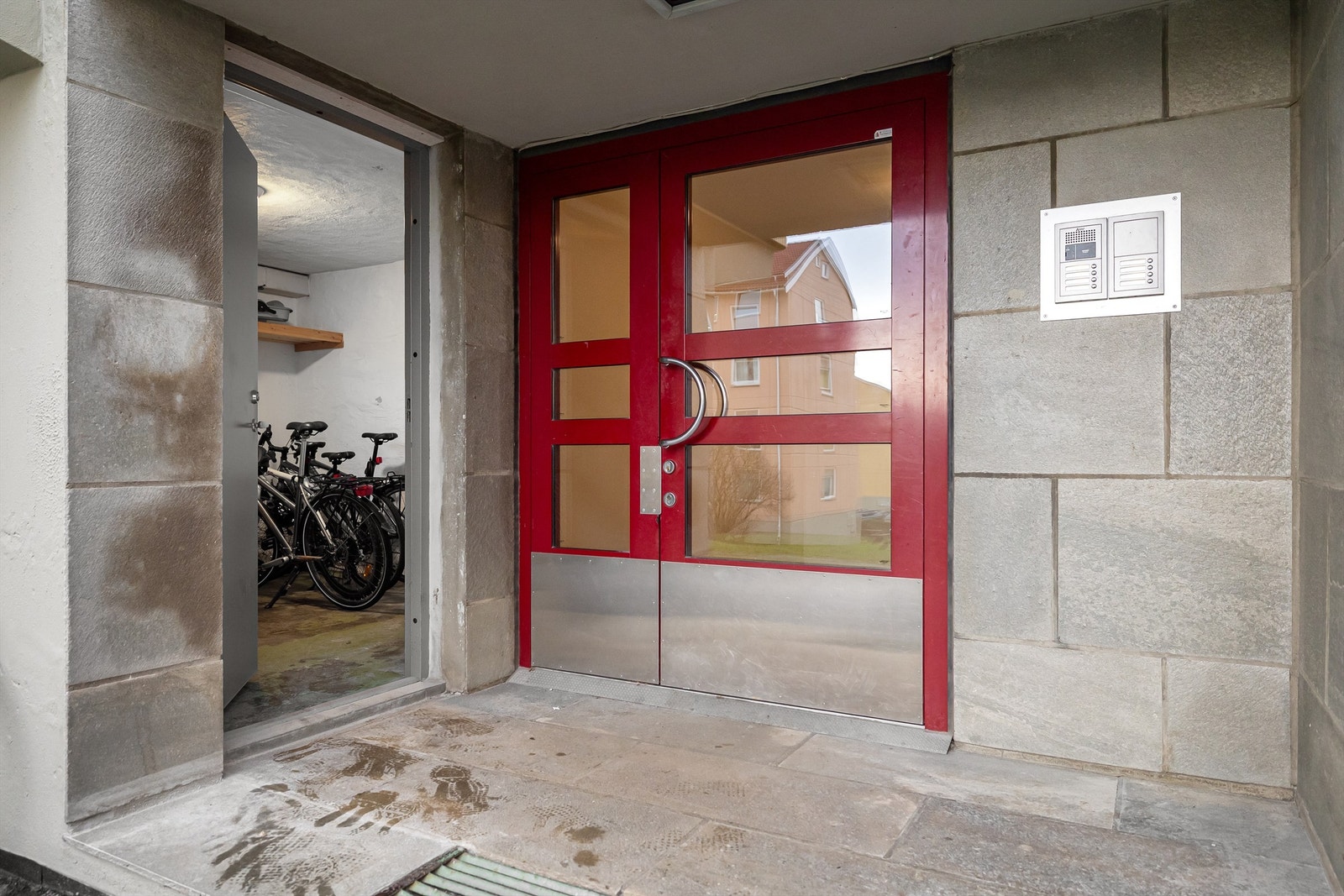 Oppgangen har egen sykkelbod ved inngangspartiet med trappefri adkomst Galleribilde