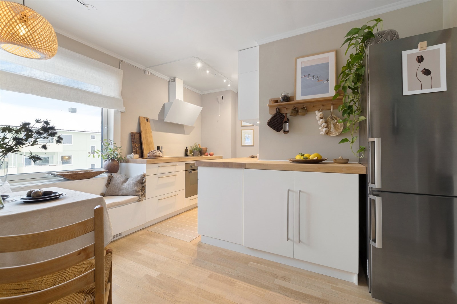 Pent og innholdsrikt kjøkken fra Kvik i delvis åpen løsning mot stue Galleribilde