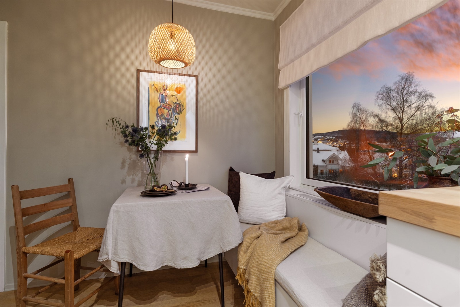 I og med at boligen er gjennomgående, får du svært gode lysforhold på kjøkkenet med eget vindu Galleribilde