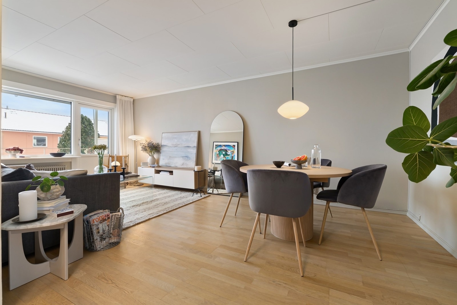 I og med at leiligheten ligger i byggets fjerde etasje er det lite direkte innsyn til leiligheten Galleribilde