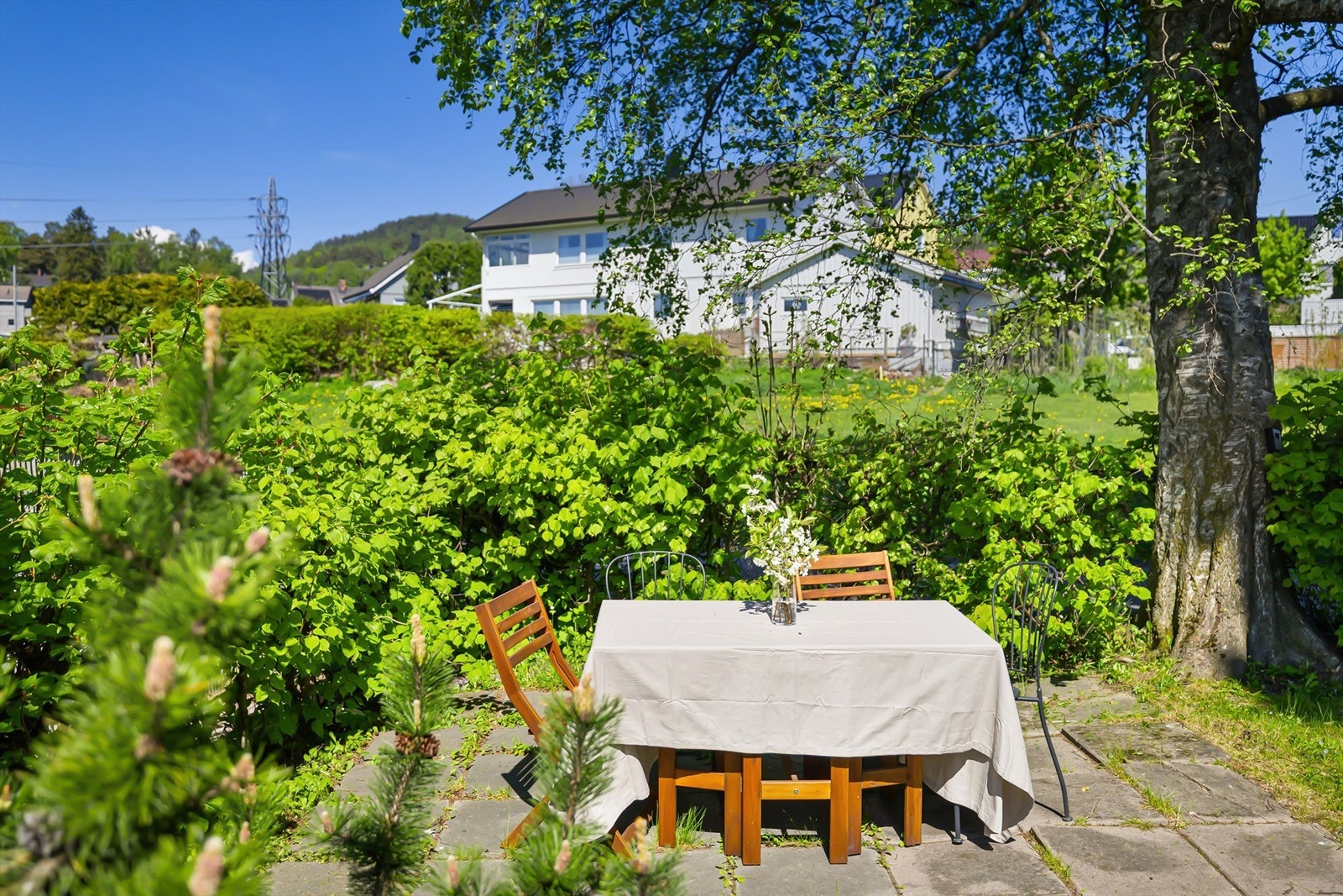 Blokken har en koselig, usjenert sittergruppe som innbyr til grilling og kos Galleribilde