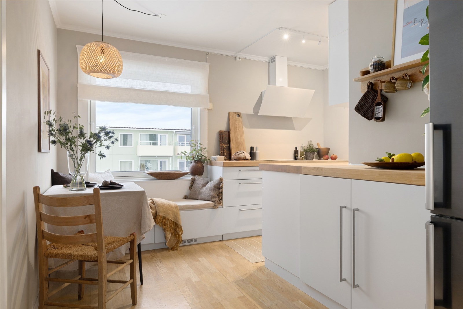 Malte veggflater og eikeparketten følger inn hit Galleribilde