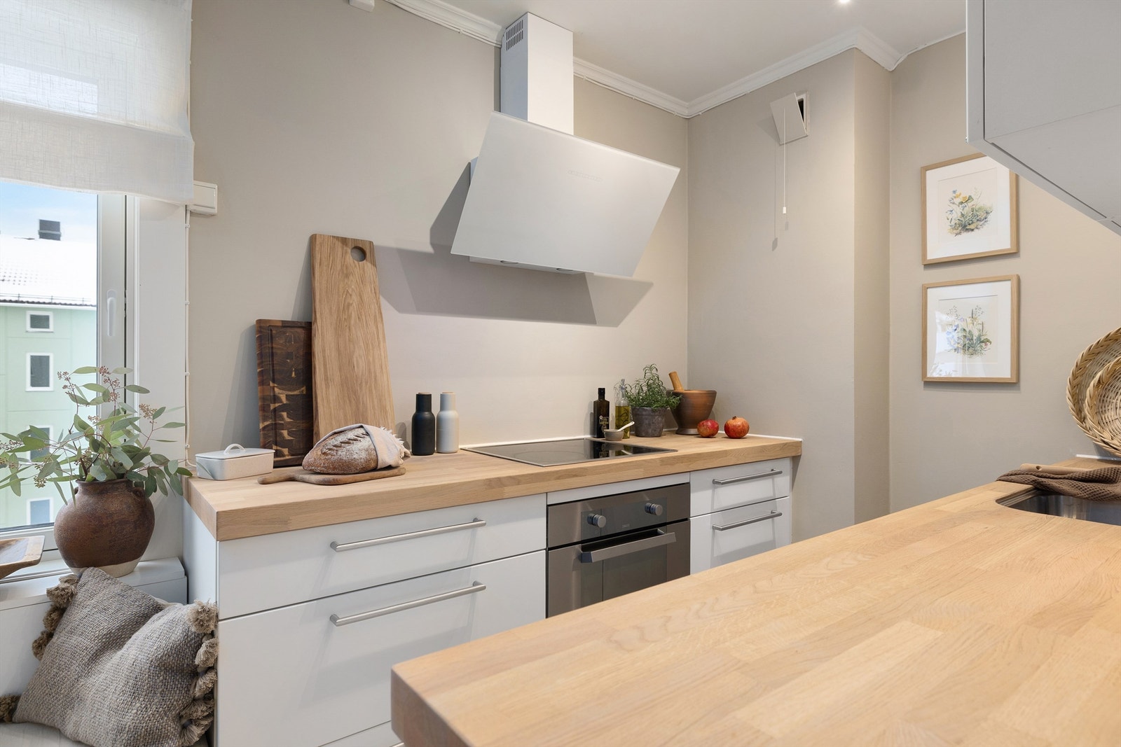 Praktisk og innholdsrikt kjøkken, med et moderne uttrykk Galleribilde