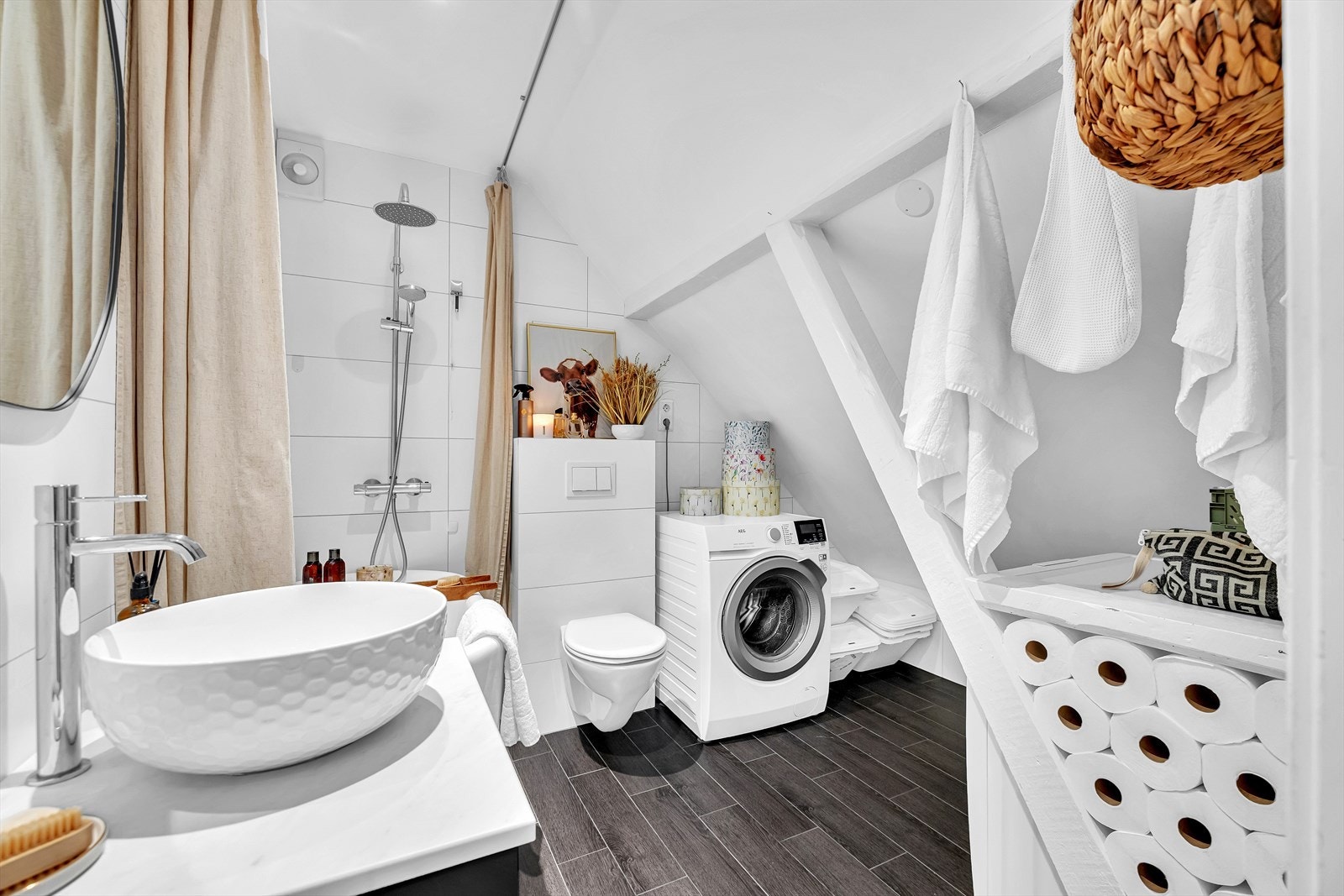 Badet fra 2017 har flislagte overflater, servant på innredning og frittstående badekar med dusjløsning. Enkel og stilren innredning gir rommet et moderne preg. Galleribilde