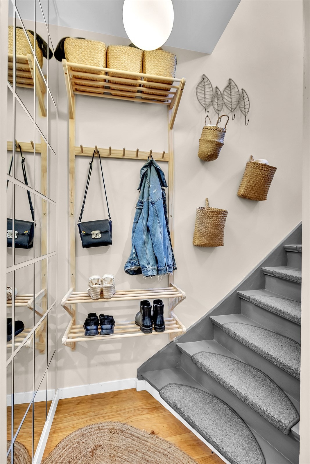 Entré med opphengsløsninger. Gråmalt trapp leder videre opp til hovedplanet. Galleribilde