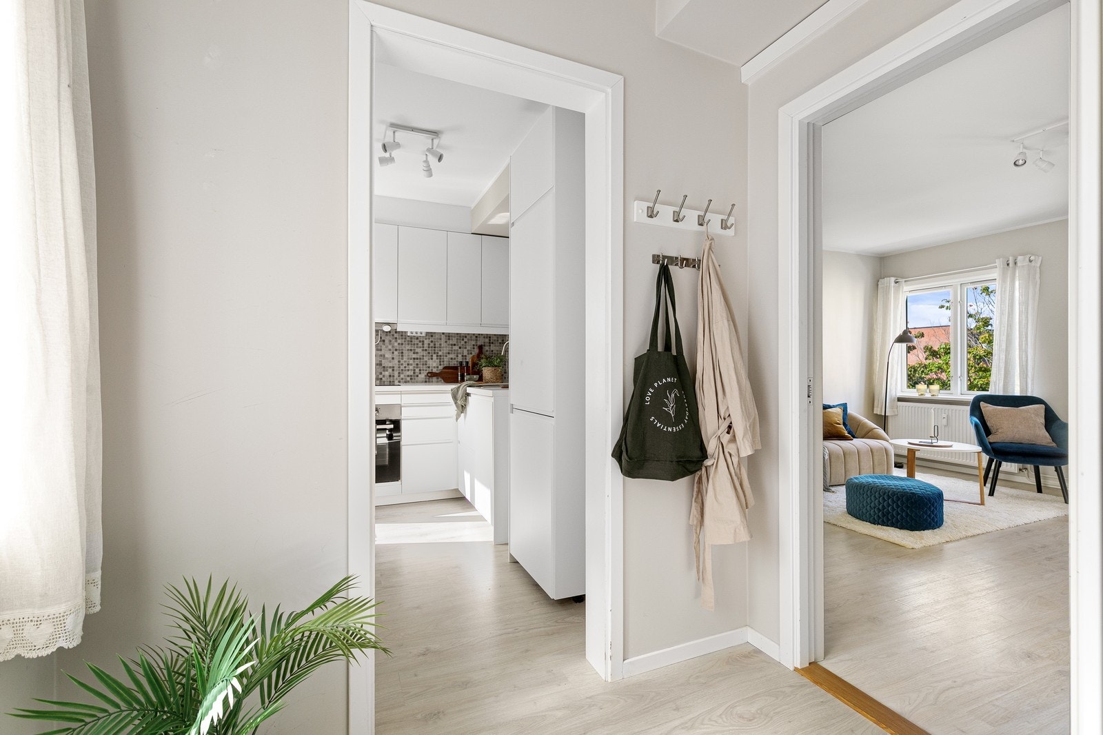 Lys entré med plass til uteklær og sko. Galleribilde