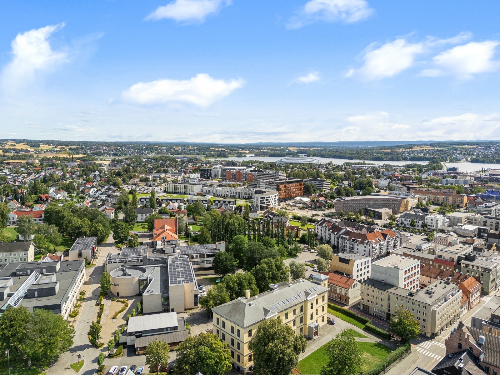 Leiligheten ligger rett ved høgskolen. Galleribilde