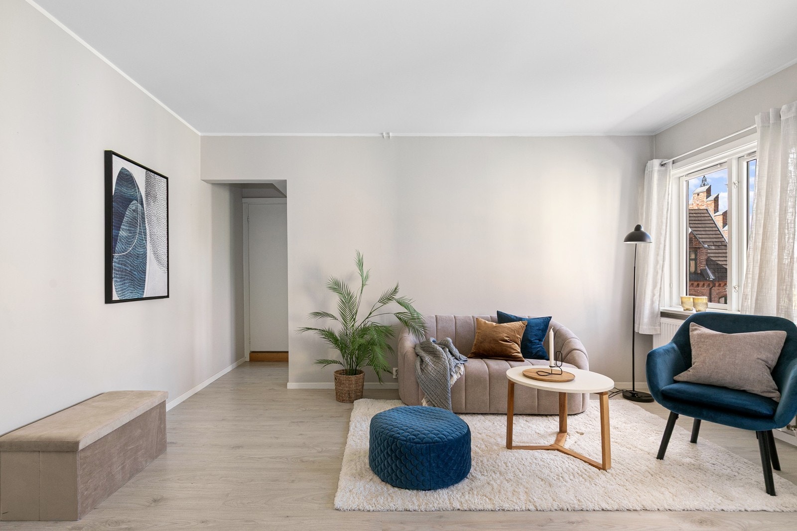 Lyse vegger og store vinduer som slipper inn mye naturlig lys. Galleribilde