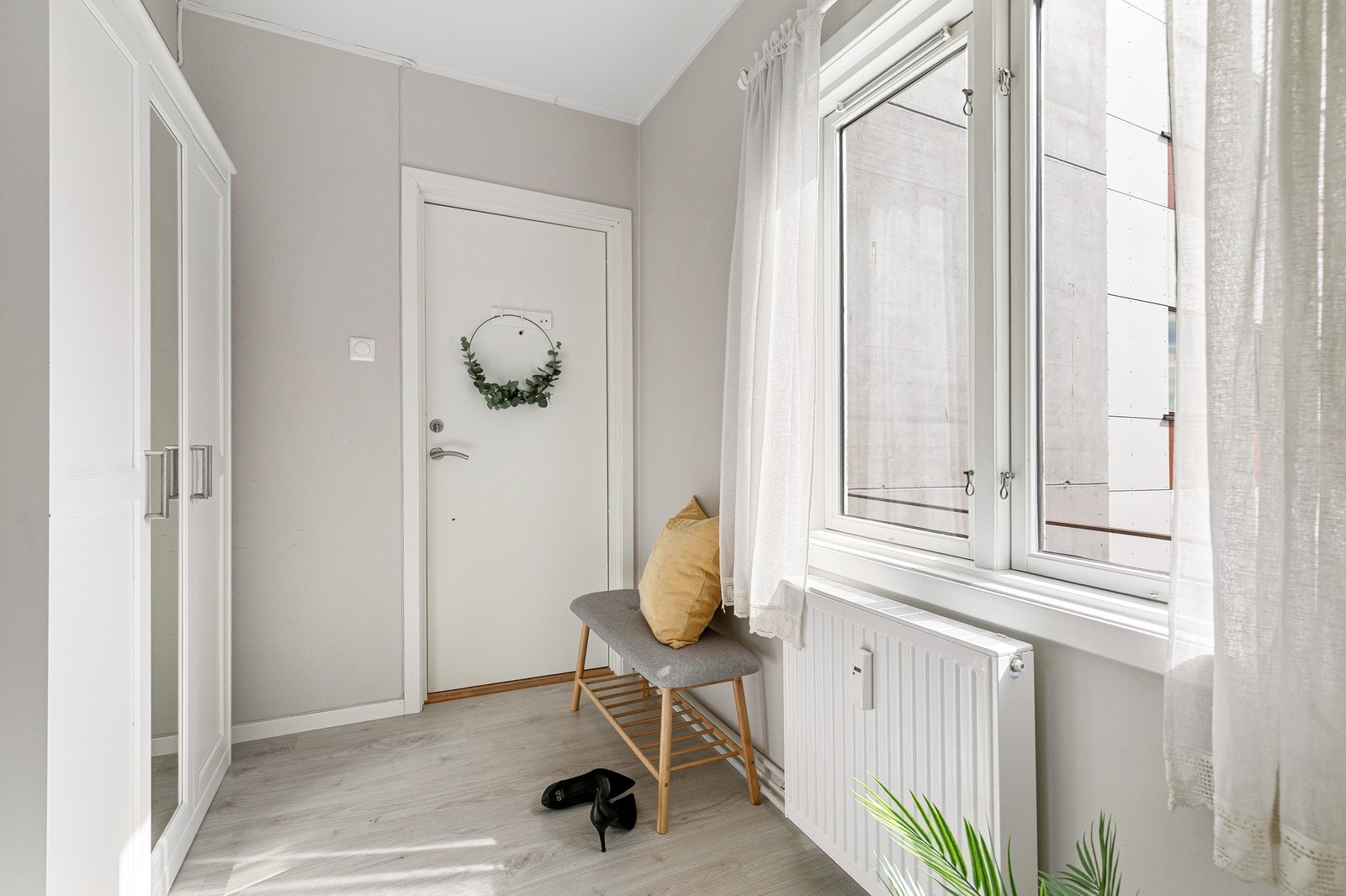 Radiatorer rundt i leiligheten med fjernvarme for god temperatur inne. Galleribilde