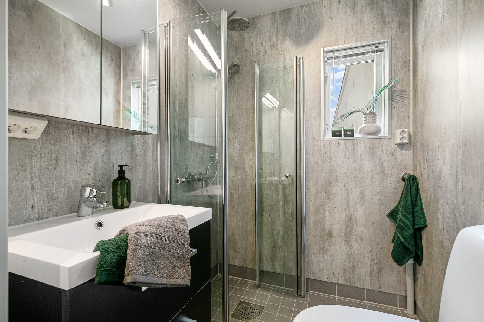 Nyere bad med moderne materialer og fargevalg. Galleribilde