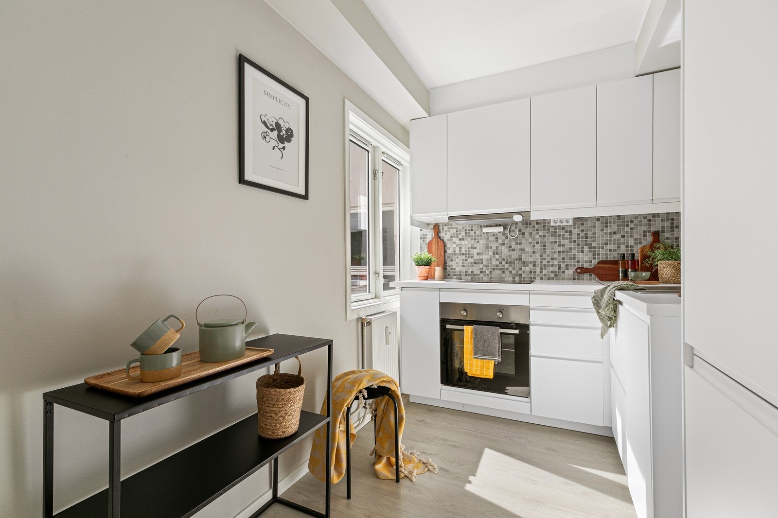 Kjøkken med integrerte hvitevarer og nyere kjøkkeninnredning. Galleribilde