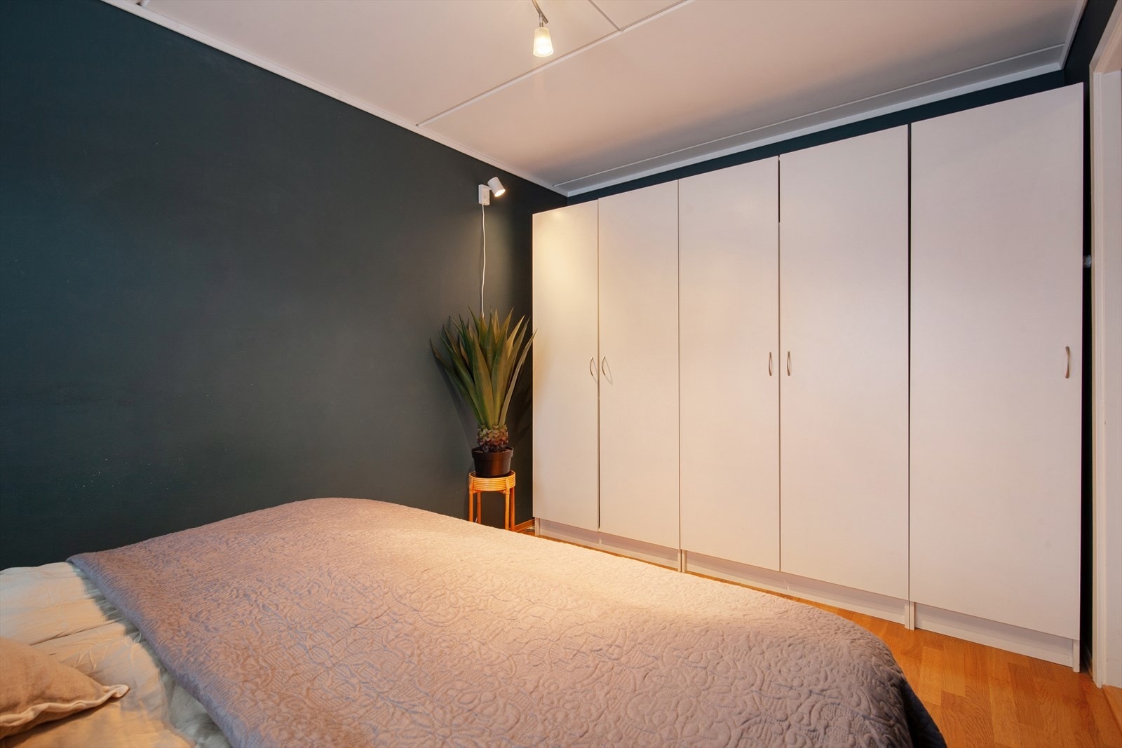 Hovedsoverommet er utstyrt med stor garderobeløsning. Galleribilde