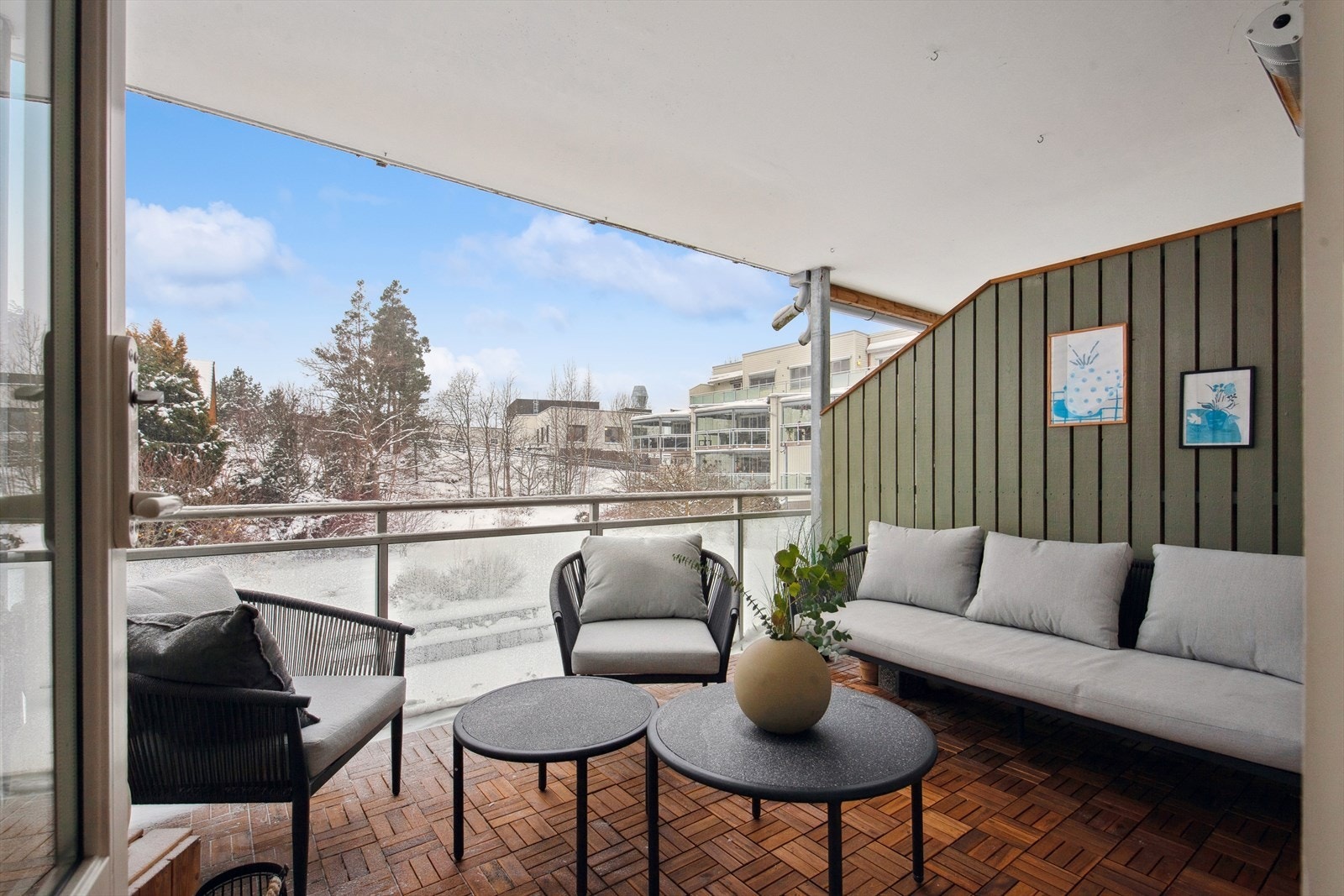 Fra stuen kommer du ut på hyggelig og overbygget vestvendt balkong på 11 kvm. Galleribilde