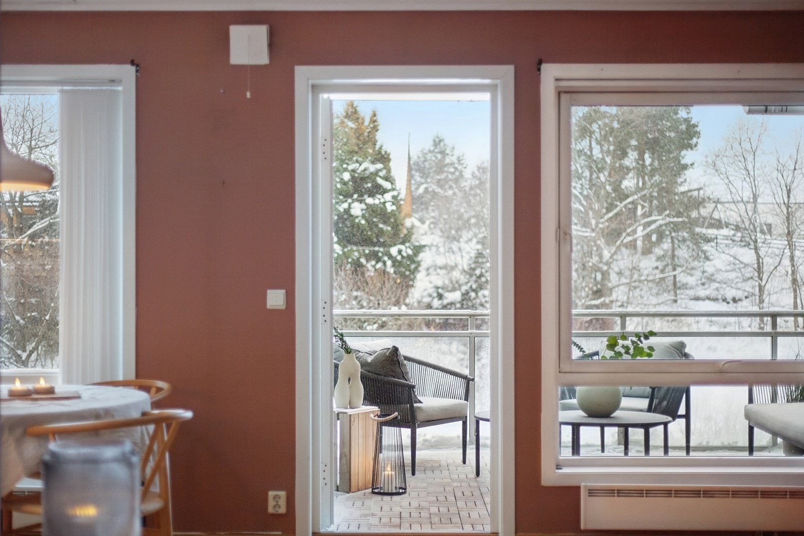 De store vinduene i stuen gir rikelig med dagslys inn. Galleribilde