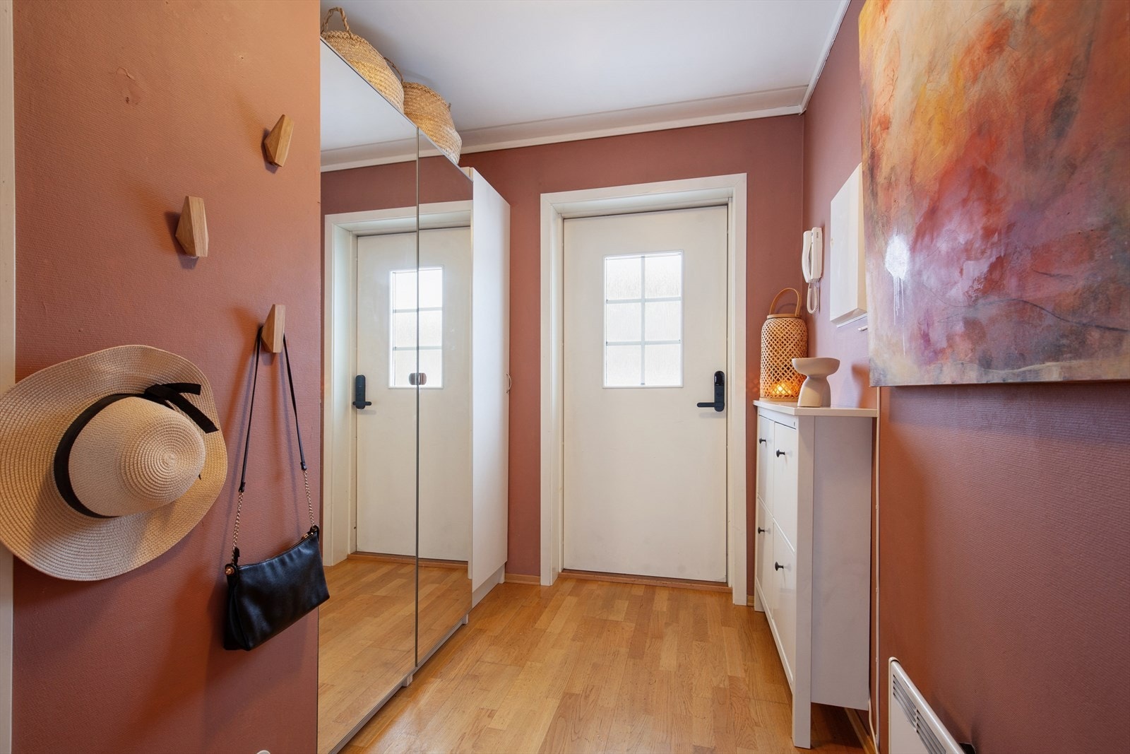 Praktisk garderobeløsning med god plass til sko og yttertøy. Galleribilde