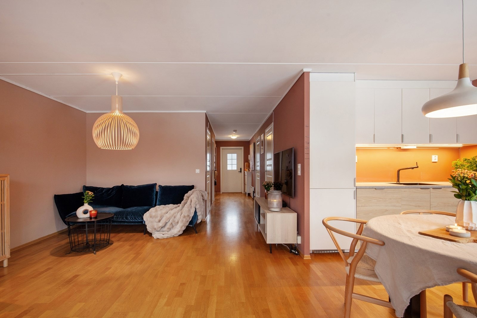 Den åpne løsningen mellom stue og kjøkken gir en god romfølelse. Galleribilde