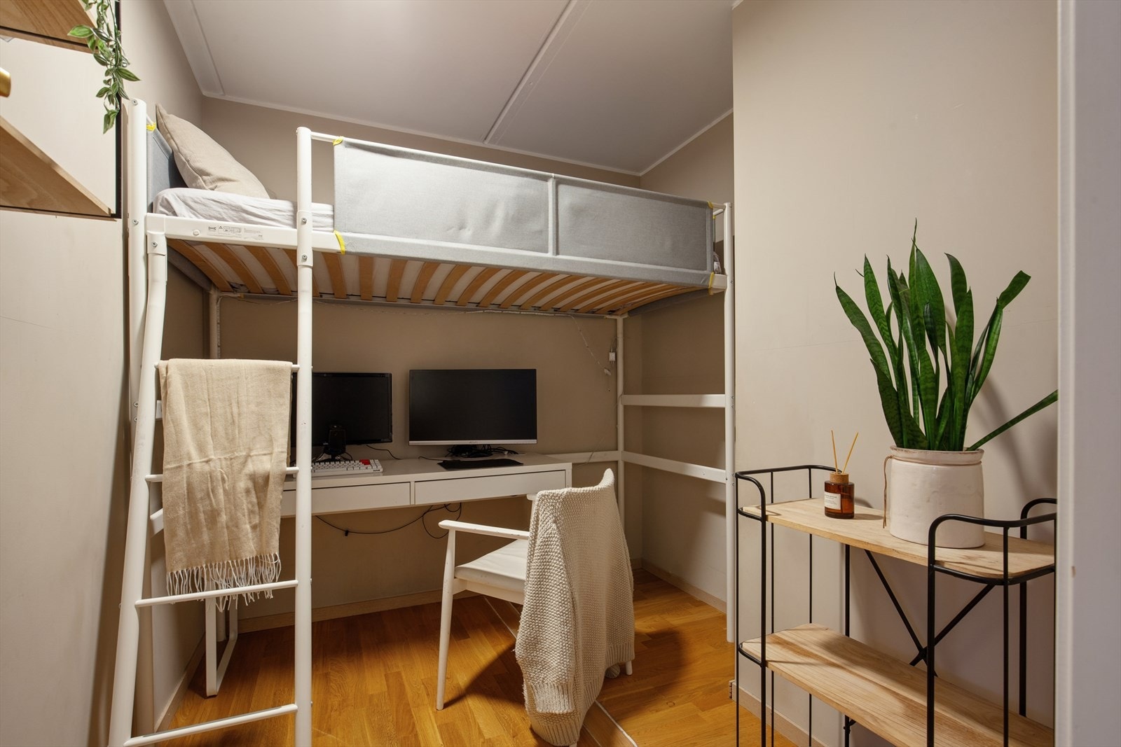 Innvendig bod er innredet av nåværende eier som kontor. Galleribilde