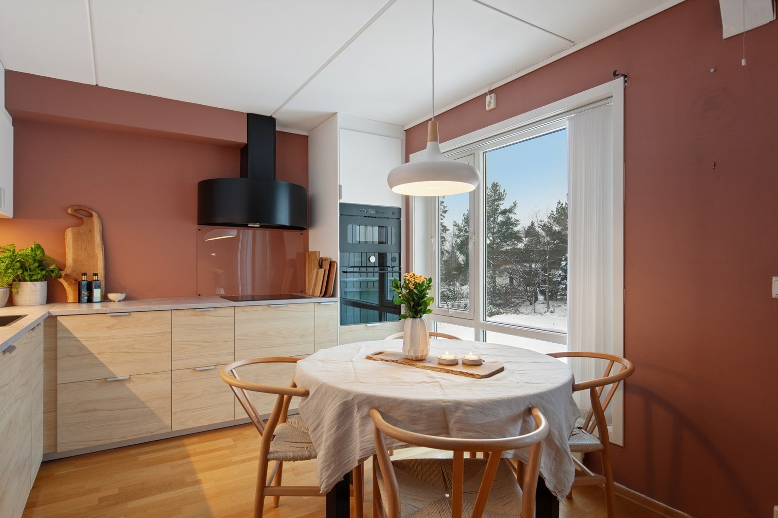 Kjøkkenet har god plass til egen spisegruppe. Galleribilde