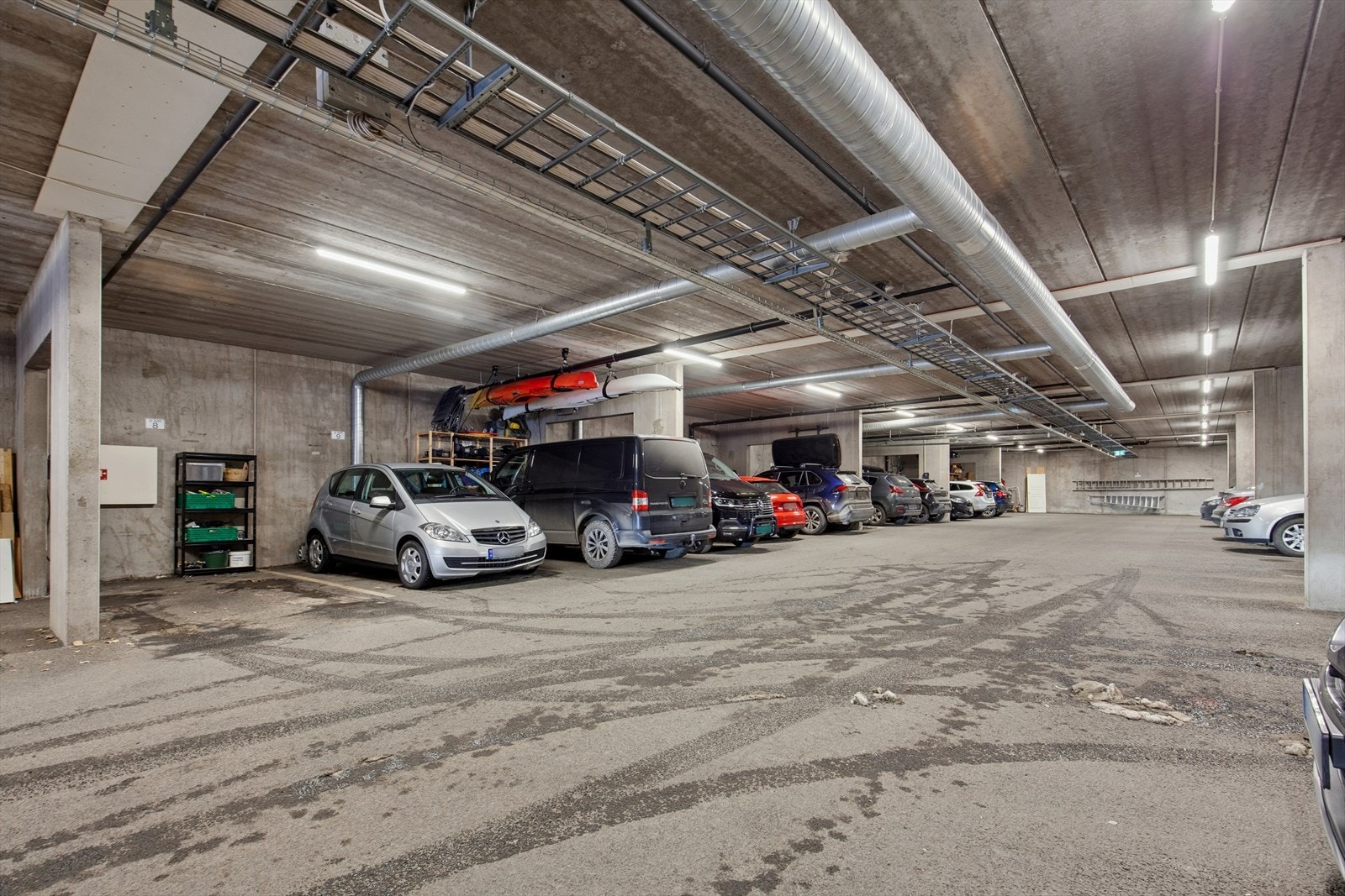 Egen parkeringsplass med el-billader i felles garasjeanlegg. Medfølgende bod i garasjekjeller. Galleribilde