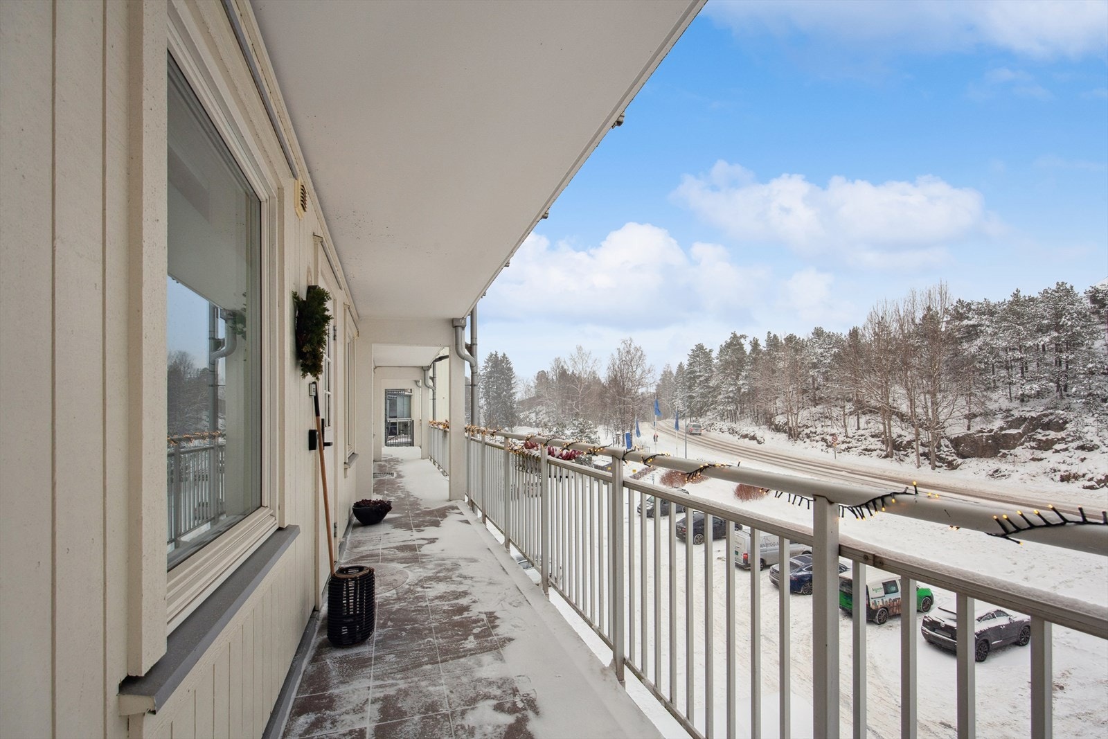 Utvendig svalgang med heis eller treappeadkomst. Galleribilde