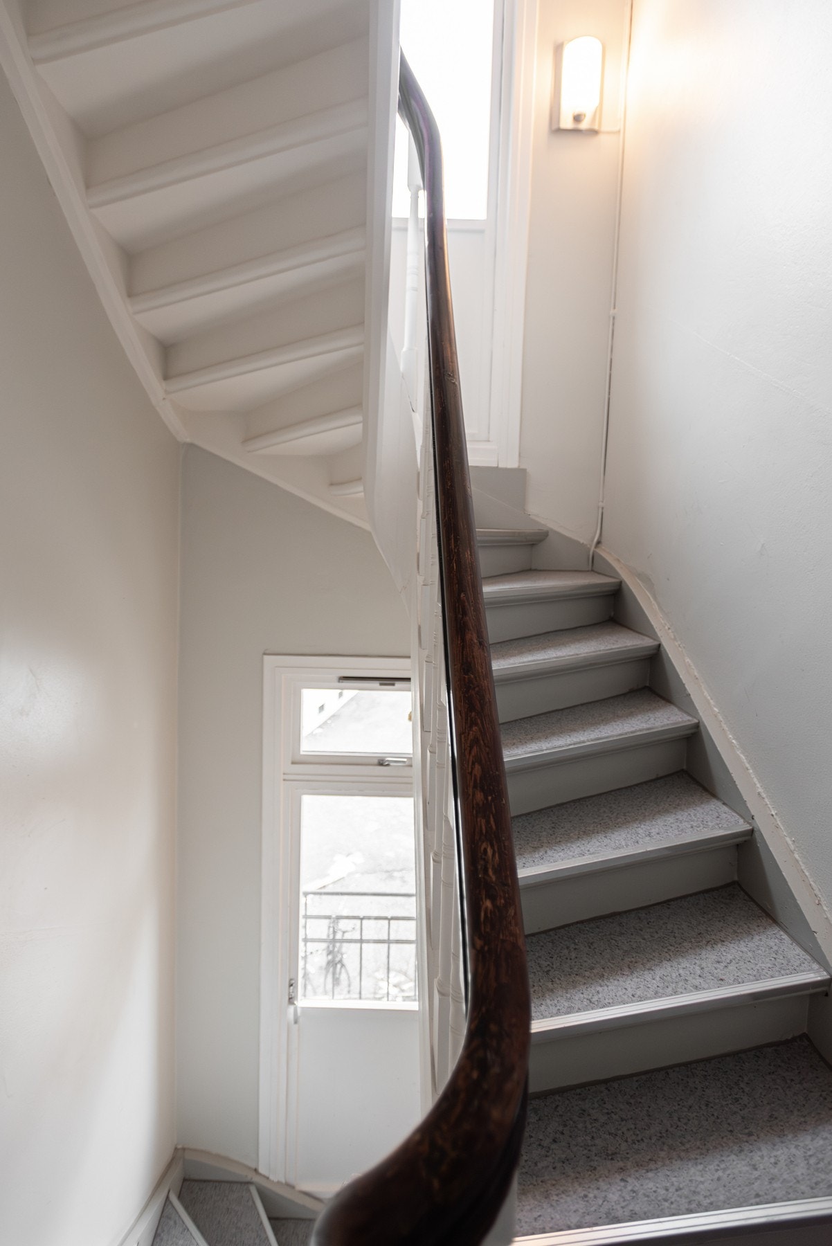 Den innerste delen av boligen (og adkomst til en eventuelt hybel) har adkomst vie eget trappeløp. Galleribilde