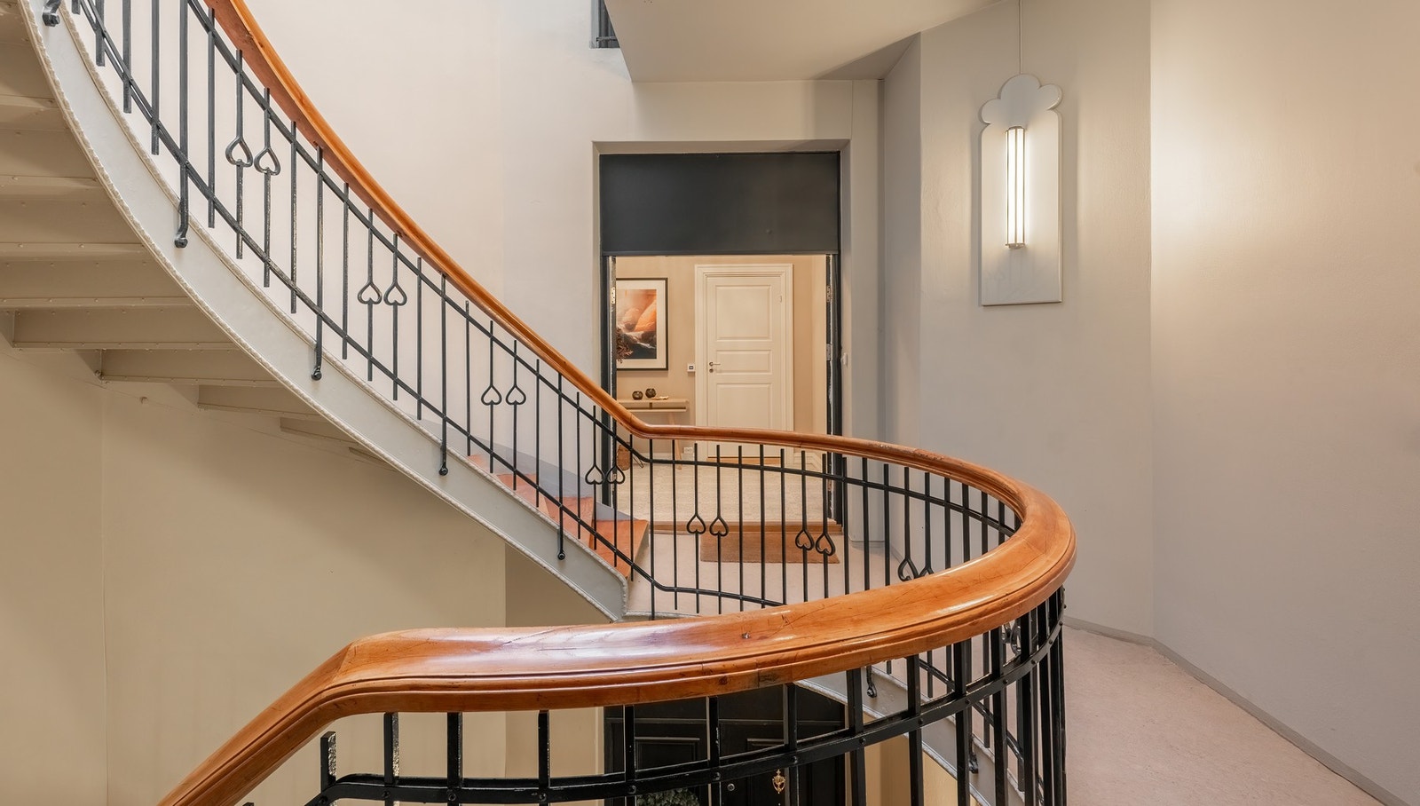 Boligen har en stilfull adkomst fra et klassisk og velholdt trappeløp. Galleribilde