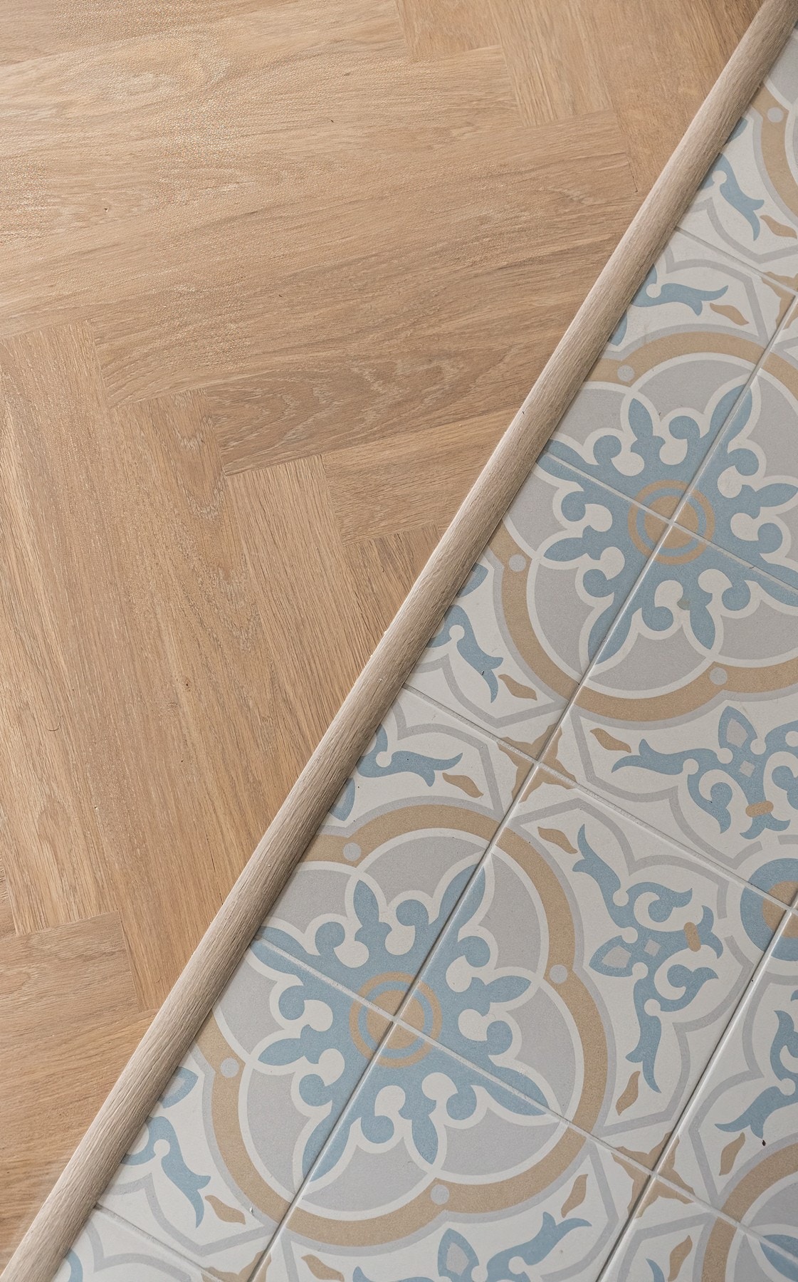 Inngangspartiene har klassiske og historiske fliser. Det er montert varme under flisgulvene. Galleribilde