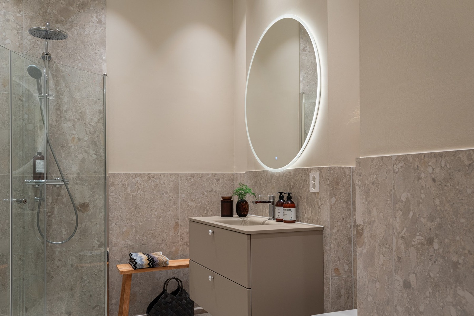 Lekker og praktisk innredning skaper en behagelig atmosfære på badene. Galleribilde