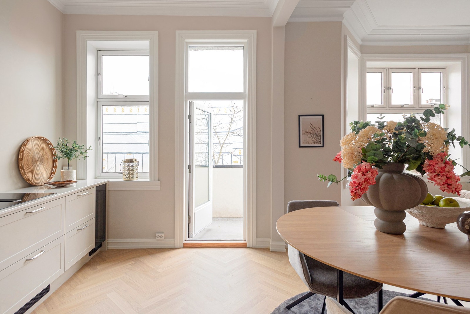 Fra stuen er det utgang til den sydvendte balkongen. Galleribilde